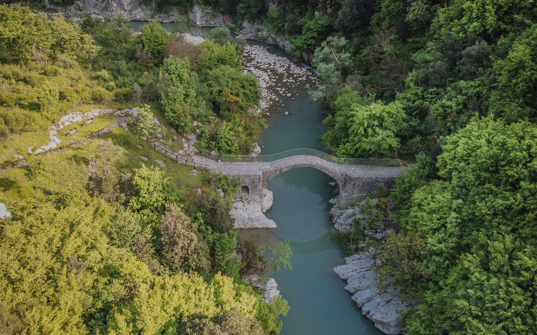 Panoramica dall'alto del Ponte di Annibale, nel Comune di Cerreto Sannita in provincia di Benevento, con folta vegetazione a destra e sinitra