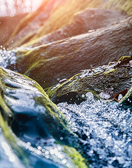 Cisterna d'acqua circondata da pareti di cemento